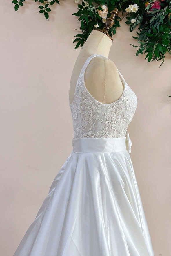 Short Lace Dresses With Detachable Satin Tail 2 in 1 Bridal Grown