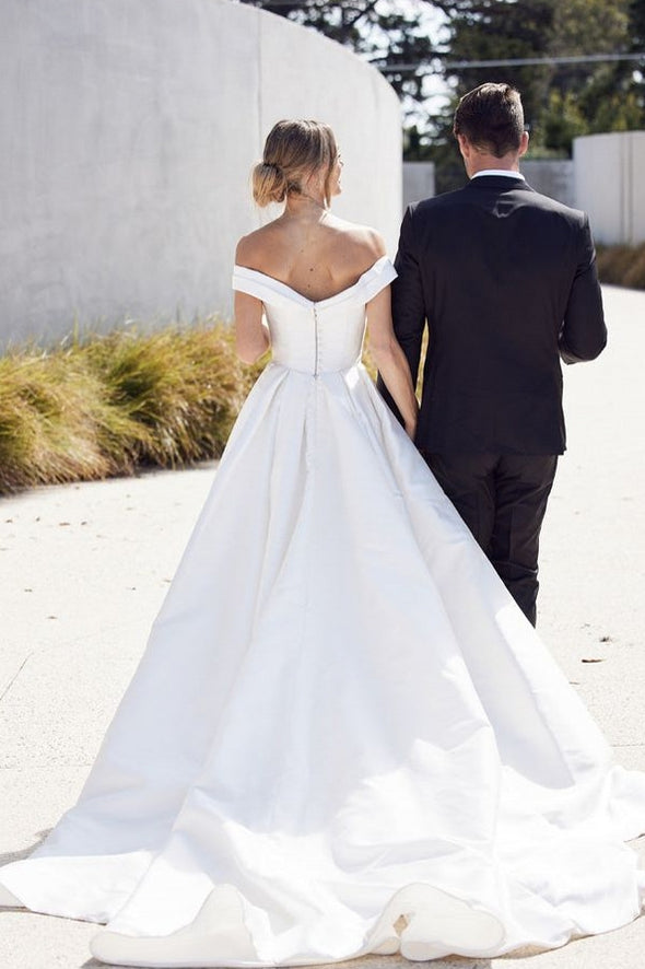 Elegant Long Satin Wedding Dress With Big Train